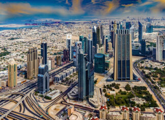 Zjawiskowa panorama Dubaju z tarasu widokowego na wyspie Palm Jumeirah