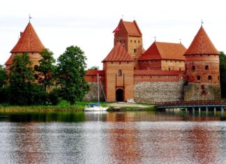 Zamek w Trokach – majestatyczny symbol Litwy (na liście UNESCO) – propozycja na weekend