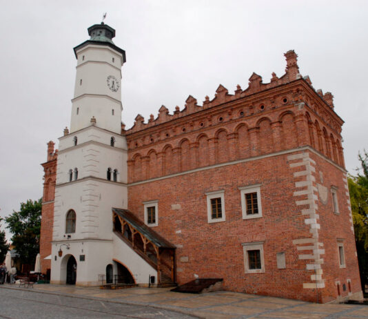 Sandomierz: „Ojciec Mateusz” i skarby królewskiego miasta nad Wisłą