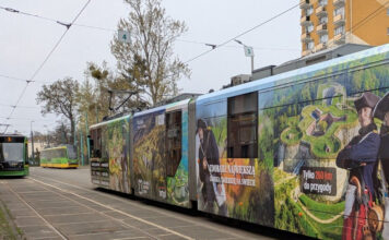 Twierdza Srebrna Góra na ulicach Poznania. Ruszyła kolejna odsłona kampanii „Polska. Więcej niż myślisz!”