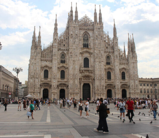 Mediolan – cuda na Piazza del Duomo