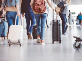 Kiwi.com: Heatcation czy coolcation? Jak Polacy podróżowali tego lata