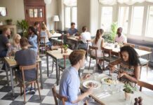Tłumy w restauracjach nie oznaczają dobrego sezonu. Nad morzem rachunków więcej o 15%, ale przychody lokali spadają