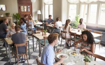 Tłumy w restauracjach nie oznaczają dobrego sezonu. Nad morzem rachunków więcej o 15%, ale przychody lokali spadają