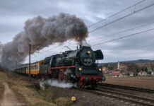 11 wagonów i parowóz z Berlina. Pociąg retro przejedzie u podnóża Ślęży